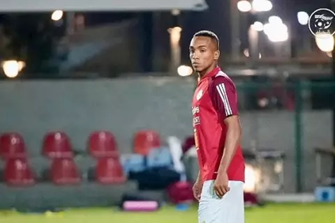 تقرير: الأهلي يفاوض أولمبي الشلف الجزائري لضم المدافع أشرف عبادة